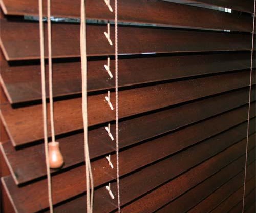 Stores en bois pour fenêtres en plastique