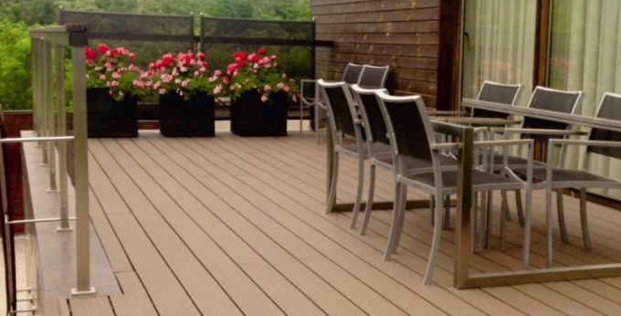 planche de terrasse sur la terrasse