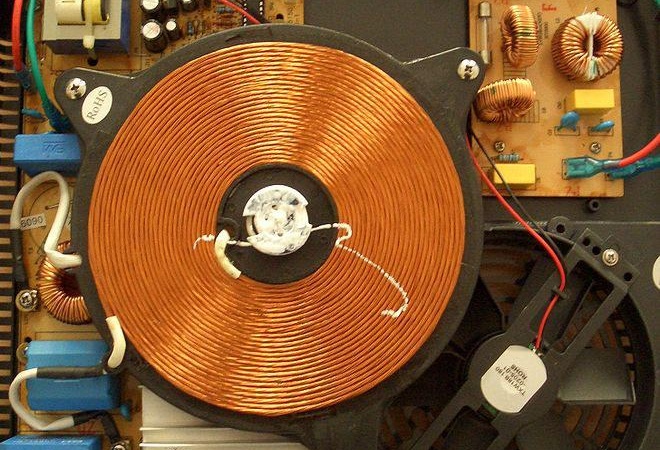 Vue de la plaque à induction électromagnétique à l'intérieur