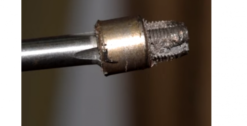 Démontage d'une douille ou d'un roulement à aiguilles à l'aide d'un taraud machine