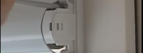 Stores à cassettes pour fenêtres en plastique