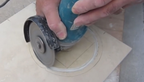 couper des carreaux avec une meuleuse