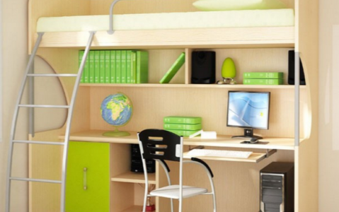 Table dans une petite pièce 1