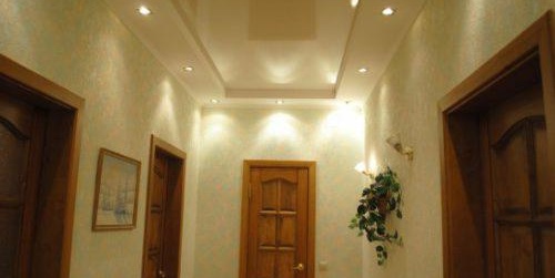 photo de beaux plafonds en plaques de plâtre dans le couloir 6