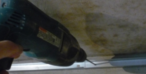 fixation du profilé de guidage au mur