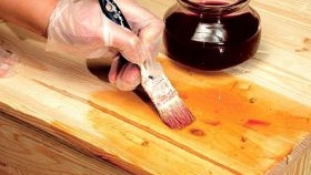 Comment vernir une table