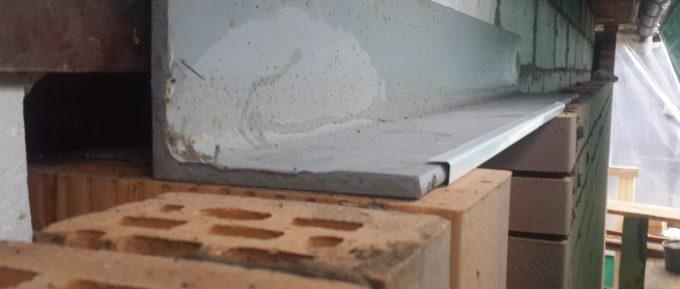 Installation d'un cavalier pour revêtement en brique