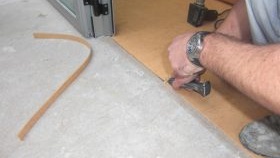 Pose de contreplaqué sous stratifié