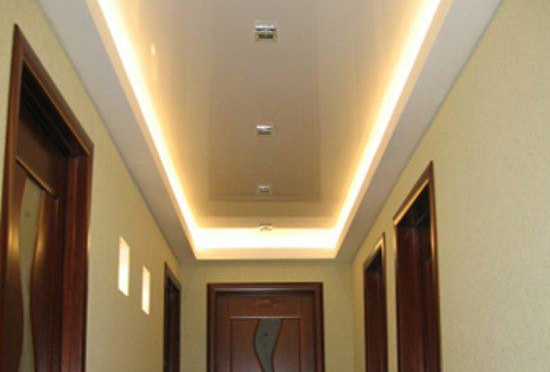 éclairage de couloir avec plafonds tendus