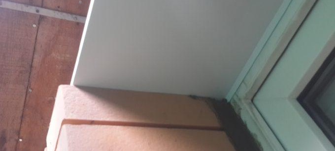 face autour de la fenêtre face à la brique