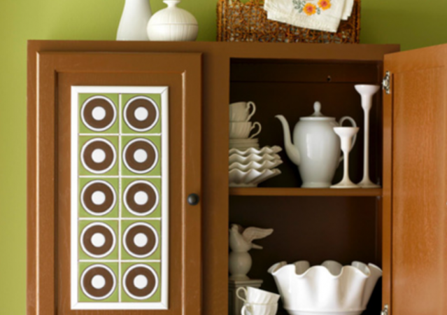 NOUS DÉCORONS LES MEUBLES DE CUISINE AVEC DES CARREAUX DE CÉRAMIQUE