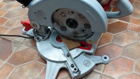 Scie à onglet pour couper les plateaux