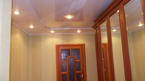 éclairage de couloir avec plafonds tendus