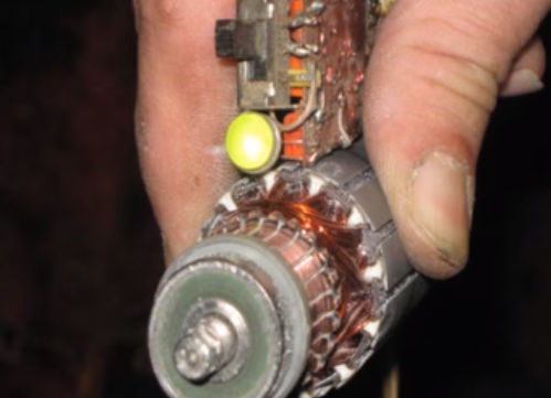 Vérification de l'induit pour un court-circuit à l'aide d'un indicateur