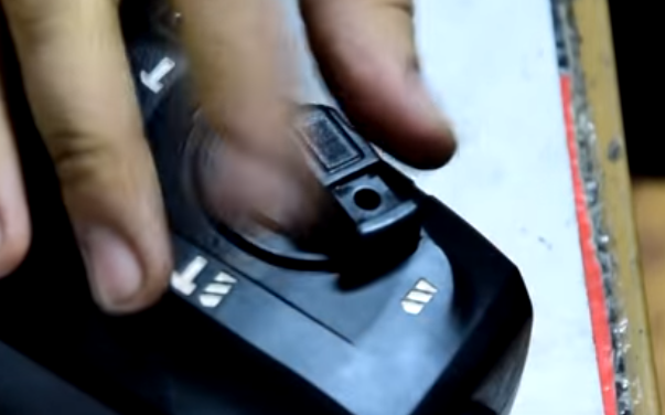 tourner dans le sens inverse des aiguilles d'une montre jusqu'à la position de perçage