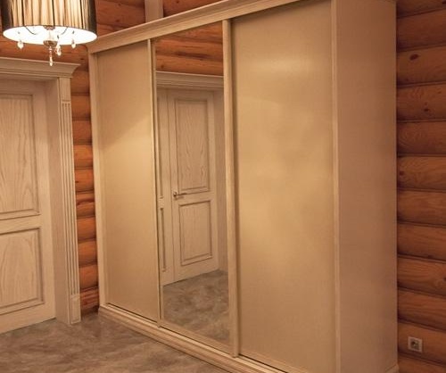 Armoire à portes coulissantes