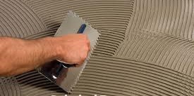 Pose de colle à carrelage