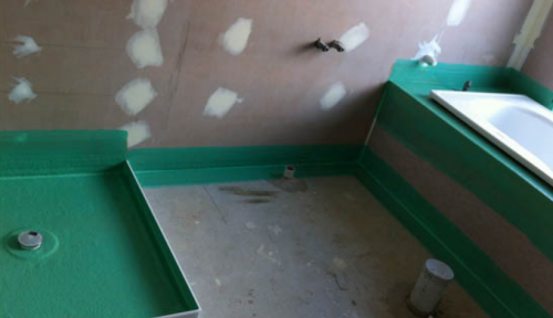 pose de carrelage dans la salle de bain sur plaques de plâtre et étanchéité.