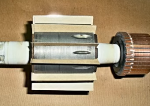 Installation de nouveaux manchons dans des rainures nettoyées