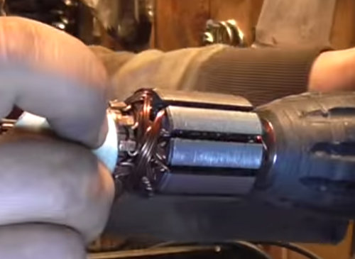 Broyage du collecteur dans une perceuse