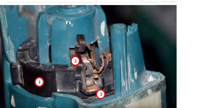 Brosse installée dans le porte-balais