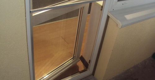 Comment attacher une moustiquaire à une porte