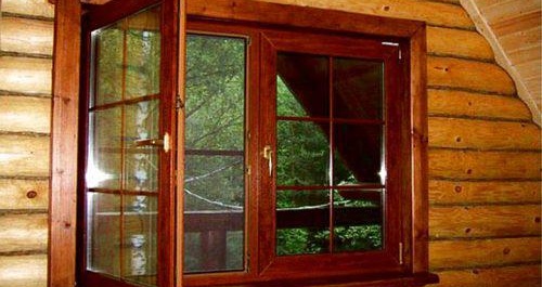 Fenêtres en bois avec fenêtres à double vitrage pour un appartement