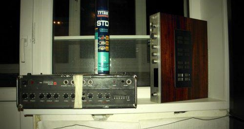 Démontage du rebord de la fenêtre de la fenêtre en plastique