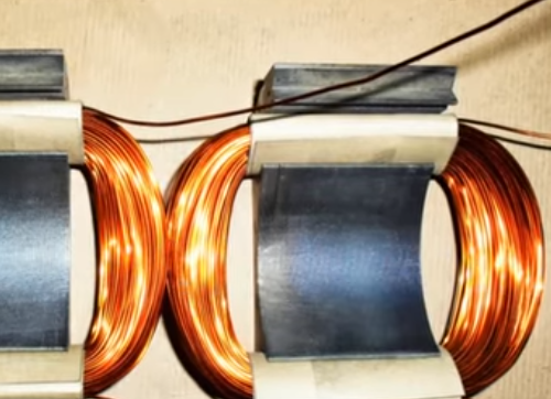 Deux moitiés d'un stator pliable avec des bobines enroulées