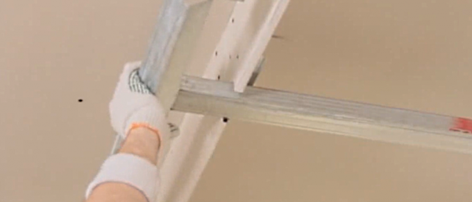 Un profil égal à la hauteur de la structure est "posé" sur le profil de plafond en saillie. Une niche pour Ice tape est en train de se former