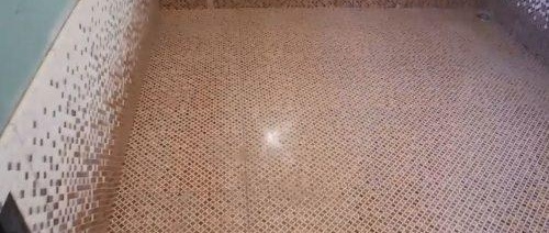 pose de mosaïque en pente