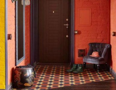 Carrelage à la porte d'entrée photo