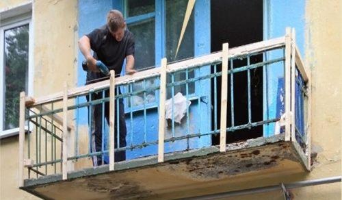 revêtement du balcon avec revêtement installation de supports de vos propres mains