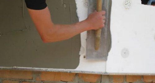 auto-isolation des murs avec de la mousse