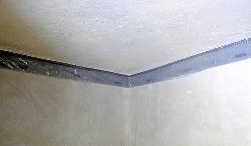 Ruban amortisseur au coin du plafond de base