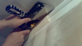 Couper le papier peint près du socle