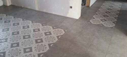 Carrelage devant la porte d'entrée