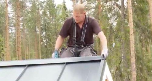 installation de faîtage de toit en métal