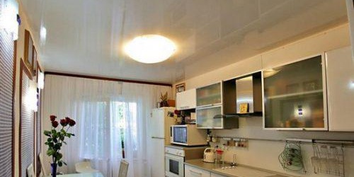 Natyagnoy potolok v kuhne