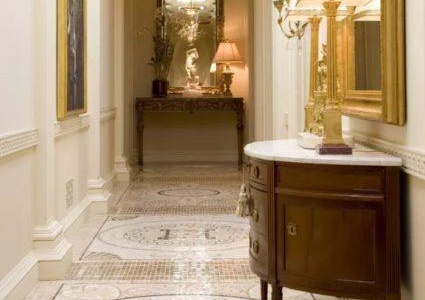 l'utilisation de mosaïques dans le couloir