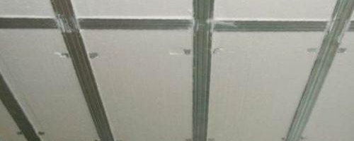 Isolation du plafond avec de la mousse