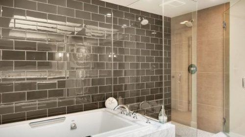 carreaux de salle de bain brillants