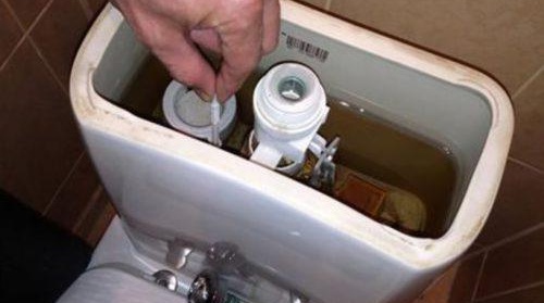 Réparer une fuite de réservoir de toilette