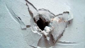 Casser les cloisons sèches avec un support