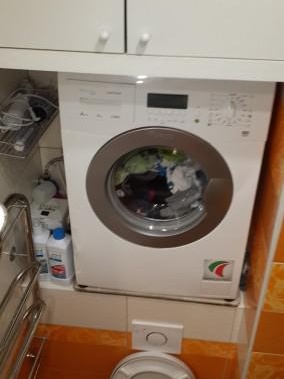 Installer une machine à laver au-dessus des toilettes