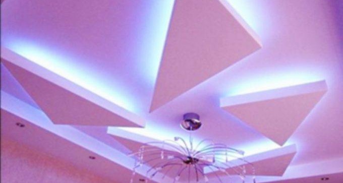 Formes géométriques montantes de plaques de plâtre au plafond