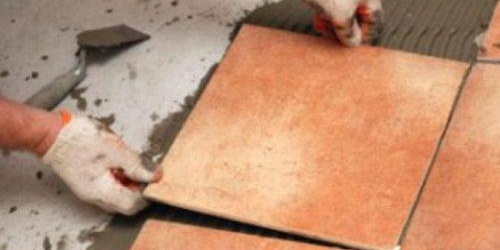 pose de carrelage sur le sol de la cuisine