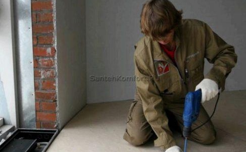 fixer le contreplaqué au sol