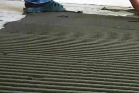 appliquer de la colle au sol