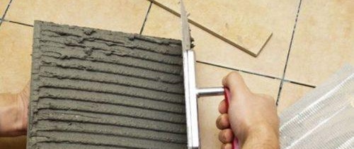 ce qui détermine l'épaisseur de la couche de colle à carrelage